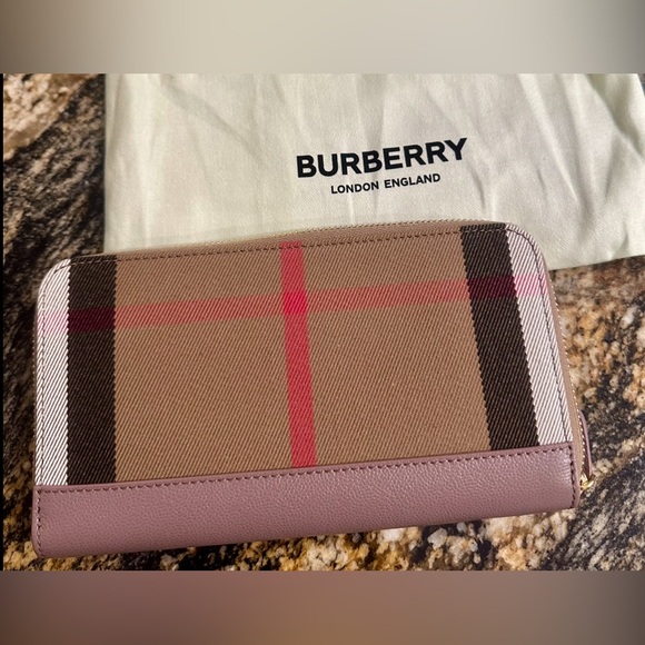✨💎BNWT💎✨ Authentic BURBERRY Zip around wallet W/ Dustbag - Picture 1 of 5